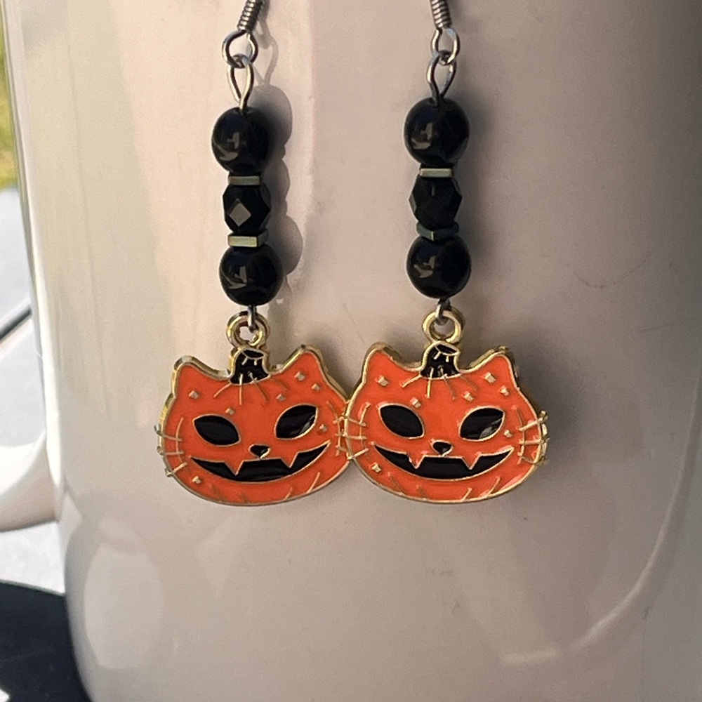 Jack o lantern cat earrings orange & black handcrafted - Picture 2 of 3